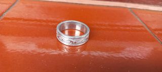 Anillo plateado con diseño
