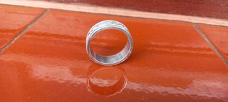 Anillo plateado con diseño