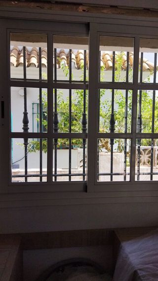Ventana corredera con rejas