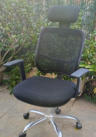 Silla de escritorio ergonómica negra 