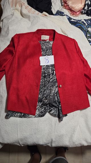 Blazer rojo y top estampado