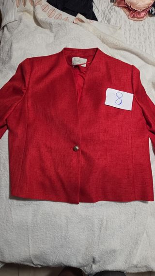 Blazer rojo y top estampado