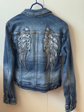 Chaqueta vaquera con alas bordadas
