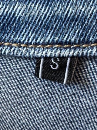 Chaqueta vaquera con alas bordadas