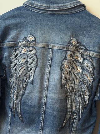Chaqueta vaquera con alas bordadas