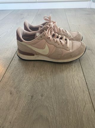Zapatillas Nike rosas y beige