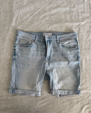 Pantalón corto vaquero de Bershka azul claro