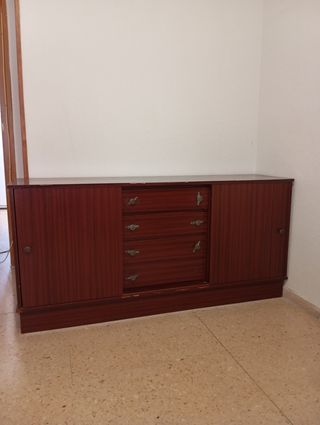 Mueble aparador de madera antiguo