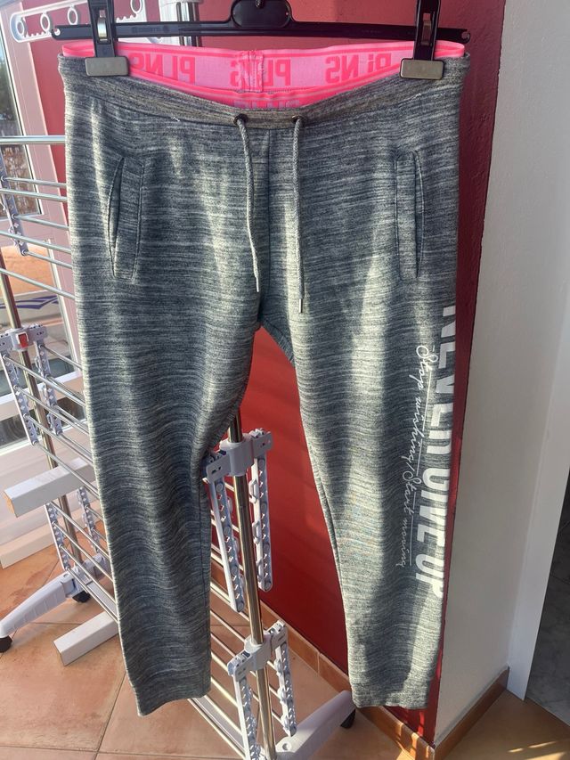 Pantalón chándal PINK gris ajustado