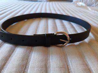 Cinturón negro hebilla plateada redonda