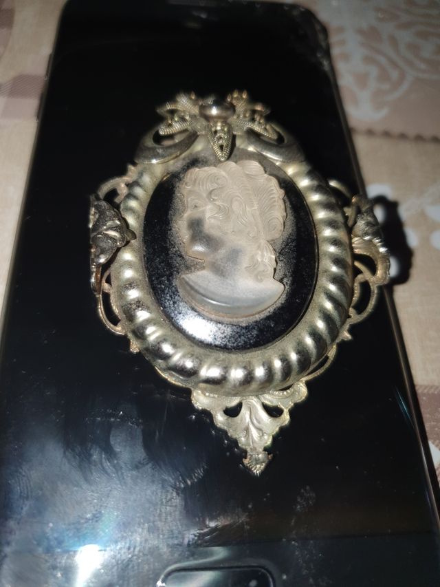 Spilla cammeo su filigrana