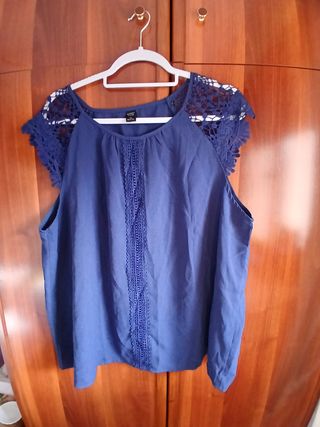 Blusa azul con encaje