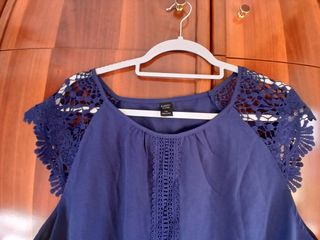 Blusa azul con encaje