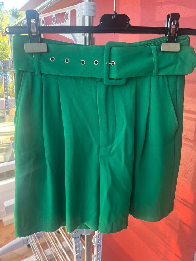 Pantalón corto verde Zara con cinturón