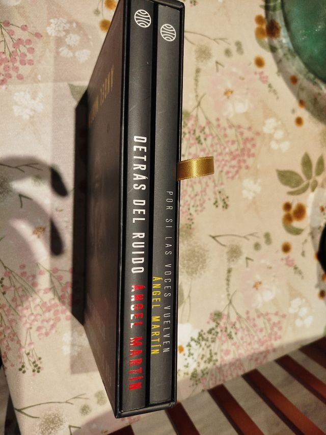 Libros de Ángel Martín: Voces Vuelven y Detrás del