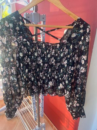 Top negro estampado floral