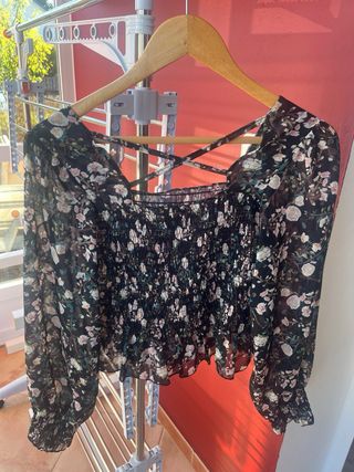Top negro estampado floral