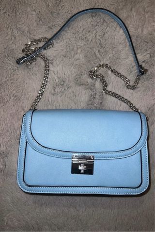 Bolso azul con cadena plateada