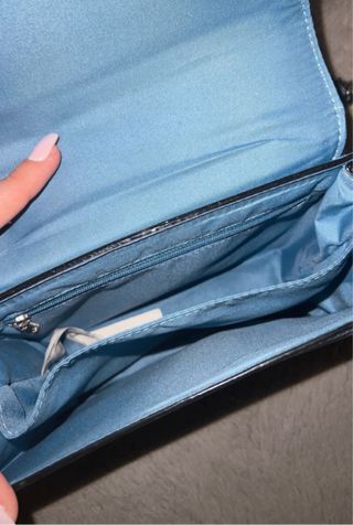 Bolso azul con cadena plateada