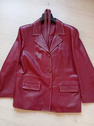 Americana de cuero rojo/granate