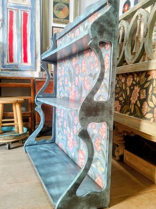 Estantería de alacena azul y rosa