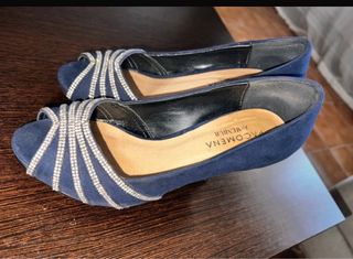 Zapatos de salón azul marino con pedrería