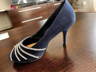 Zapatos de salón azul marino con pedrería