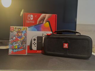 Nintendo Switch OLED bianco + confezione