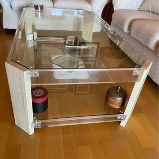 Mesa de centro de cristal y mármol.