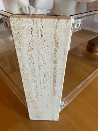 Mesa de centro de cristal y mármol.