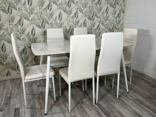 Mesa de cristal con 6 sillas blancas! Nuevas !!