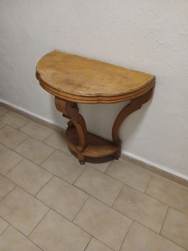 Consola antigua de madera para restaurar