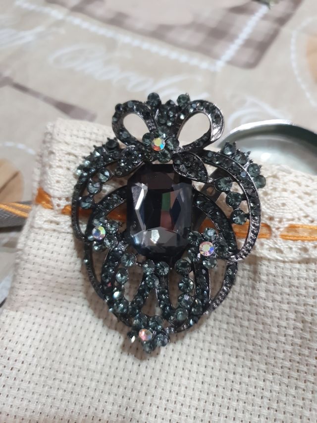 Spilla metallo con pietra grigia