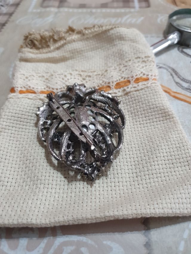 Spilla metallo con pietra grigia