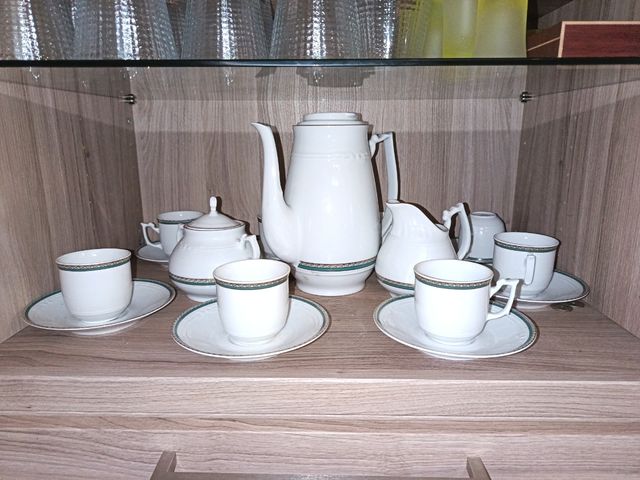 Juego café / té porcelana con ocho tazas y platos.