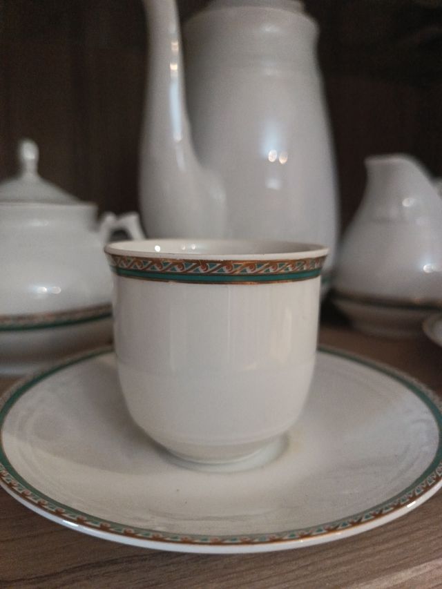 Juego café / té porcelana con ocho tazas y platos.