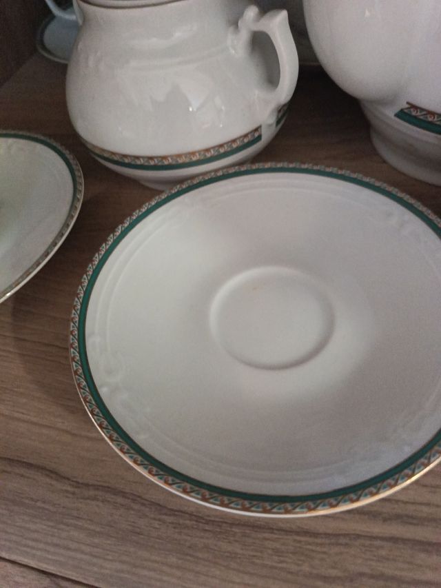 Juego café / té porcelana con ocho tazas y platos.