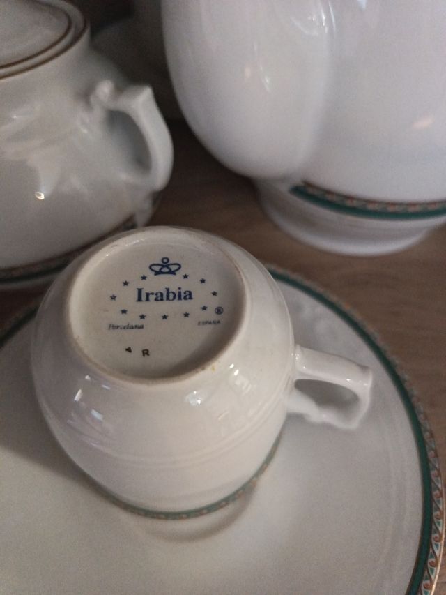 Juego café / té porcelana con ocho tazas y platos.