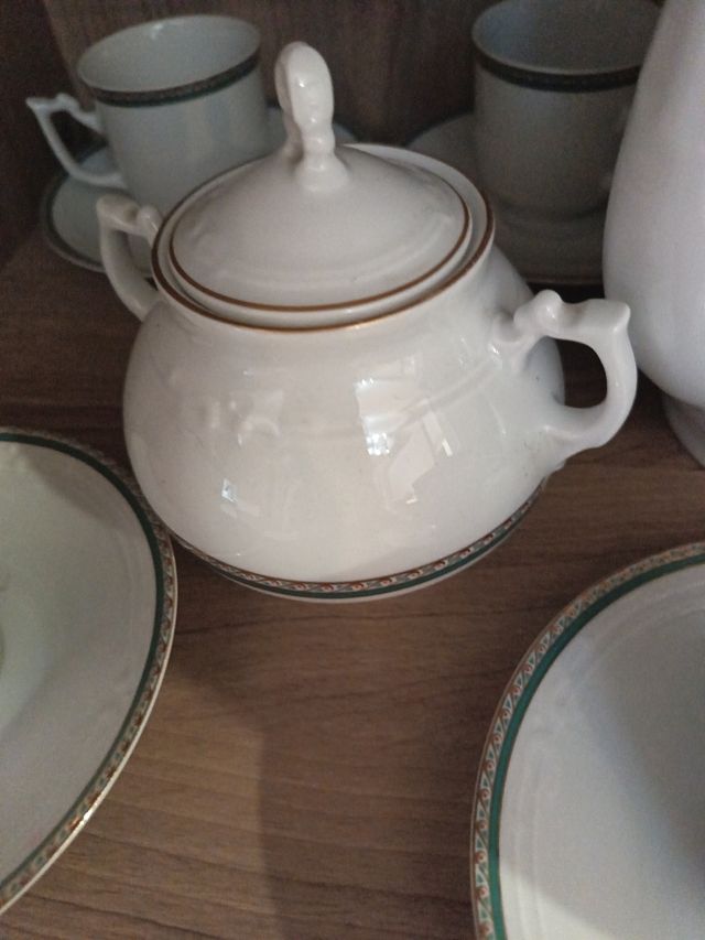 Juego café / té porcelana con ocho tazas y platos.