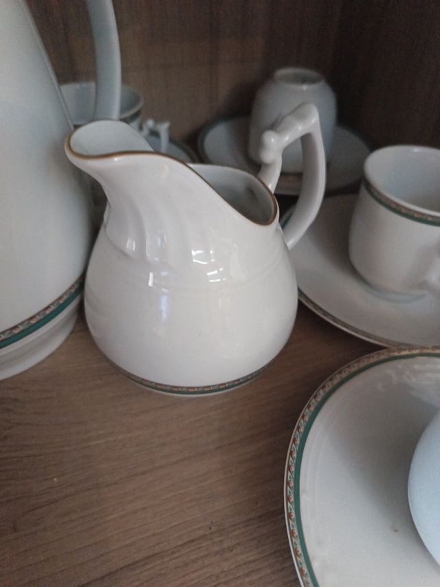 Juego café / té porcelana con ocho tazas y platos.