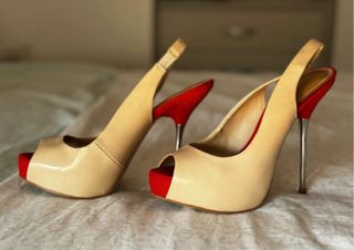 Zapatos de tacón Zara beige y rojo talla 38