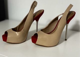 Zapatos de tacón Zara beige y rojo talla 38