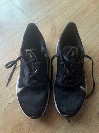 Zapatillas Nike Zoom Winflo Negras y Doradas