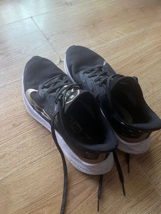 Zapatillas Nike Zoom Winflo Negras y Doradas
