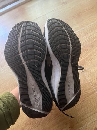 Zapatillas Nike Zoom Winflo Negras y Doradas