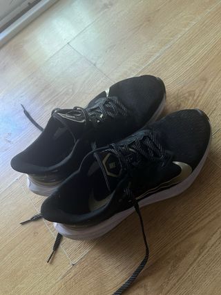 Zapatillas Nike Zoom Winflo Negras y Doradas