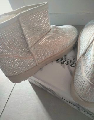 Stivali beige stile UGG 