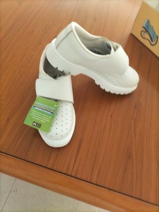 Zuecos de trabajo blancos