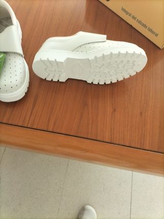 Zuecos de trabajo blancos