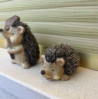 Pack de 2 figuras de erizos otoño pequeños.